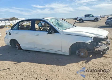 2010 Mercedes-Benz C 300 z USA, uszkodzony, nr VIN WDDGF5EB4AR129513